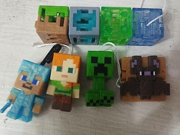 Игрушки из коллекции Майнкрафт с Киндер Джой отдаю с карточкой