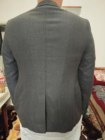 черные мужские костюмы: Мужской пиджак полуприлегающего кроя в темно‑сером цвете с мелким — 1