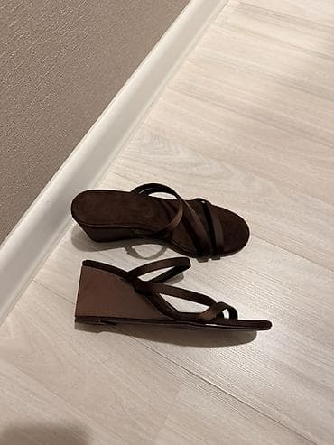 Босоножки, сандалии, шлепанцы: Босоножки, 36, Stradivarius, Новый, цвет - Коричневый — 1