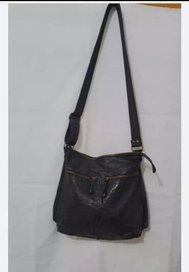 Черная из 100% кожи. лёгкая, очень вместительная сумка. снаружи