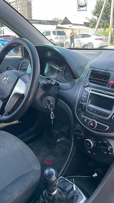 sybary forester: Hyundai Accent: 2013 г., Механика, Бензин, Седан — 6