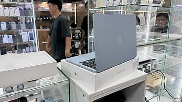 iphone 13mini: MacBook Air 13.6" (цвет: Starlight/голубой,) M5 chip 16/512 Процент — 3