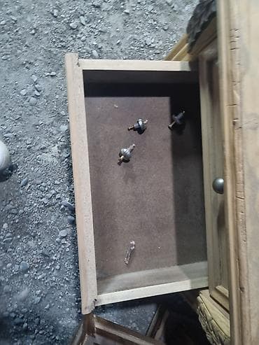 small table: Пара деревянных прикроватных тумб с резными боковыми накладками. - — 6