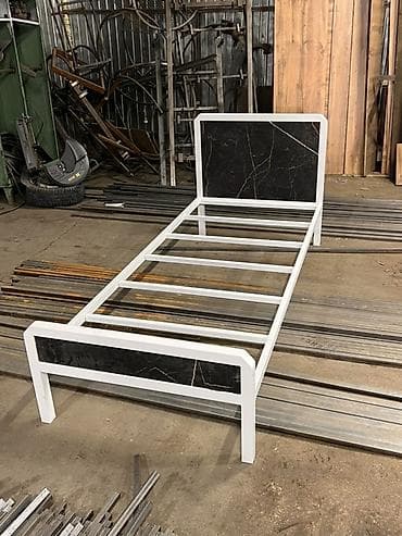 Бир кишилик керебеттер: Односпальная металлическая кровать с декоративными вставками под — 1