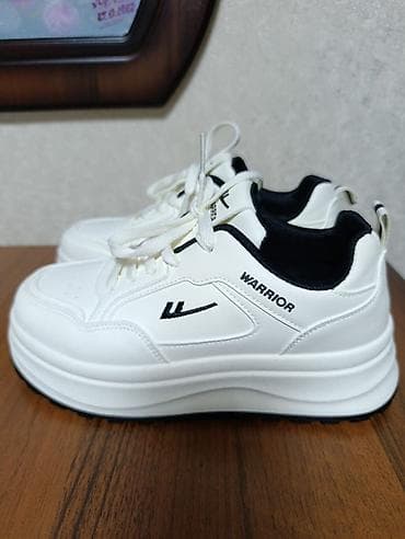 обувь женские бу: Кроссовки Warrior, белые с черными акцентами — 3