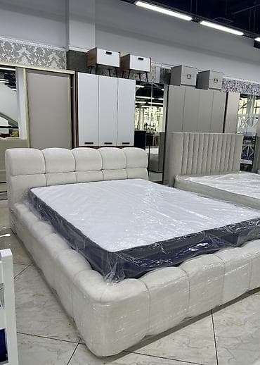 Дом и сад: Мягкая кровать с объемным стёганым изголовьем и низким мягким царговым — 1