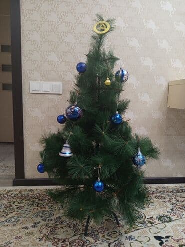 декоративные саженцы: Искусственная новогодняя ёлка с декором. - Высота ориентировочно 110 — 3