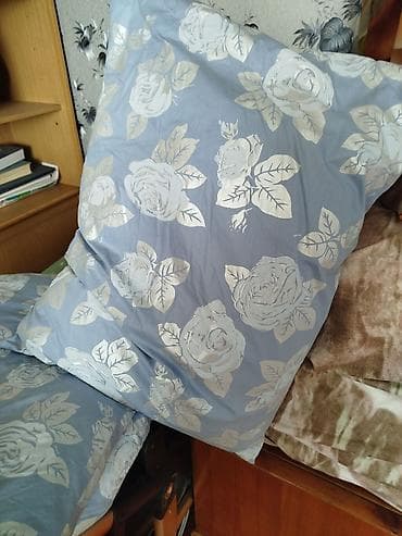 Постельное белье: Подушки б/у - Размер: примерно 70×70 см (квадратные, классический — 2
