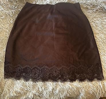 блуза: Юбка-карандаш шоколадного цвета с кружевной отделкой по низу. - — 1