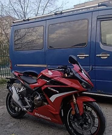 мотоцикле: Honda CBR500R, красно‑черный спортбайк. Ключевые особенности: - — 3