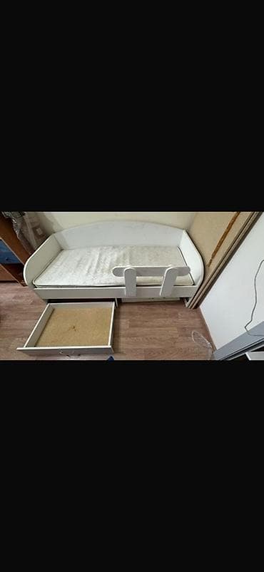 складную кровать: Детский диван, Б/у, цвет - Белый — 1