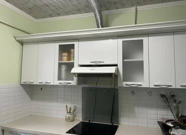 двухъярустную кровать: Кухонный навесной гарнитур (верхние шкафы) в классическом белом — 1