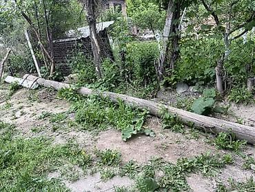 куб балки: Столб цементно-деревяный. Общая длина примерно 8 метров, цементное — 1