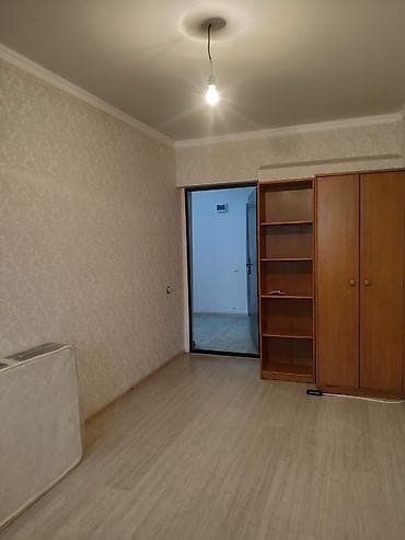 квартира гостничного типа: Продаю 1-кв. гостиничного типа, комната с балконом, дверь — 4