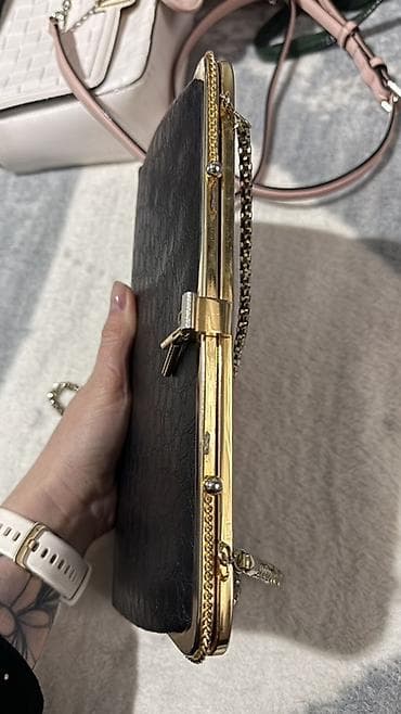 барсетки пума: Клатч женский, черный, с тиснением под кроко. - Формат — 3