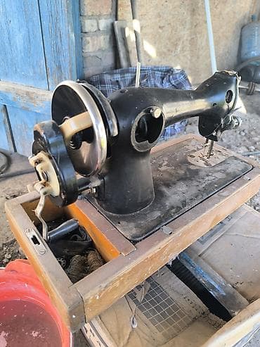 mx 3: Механическая швейная машина с ручным приводом в деревянном кофре — 1