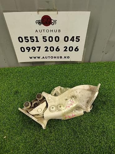 Кронштейн/петля капота с роликами (узел крепления) для автомобиля at lalafo.kg Кронштейн/петля капота с роликами (узел крепления) для автомобиля