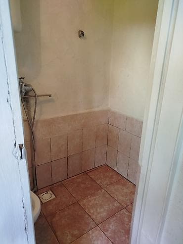 кв: Квартира берилет, прихожкасы м-н эки комната, душ, туалет ичинде. Ысык — 5