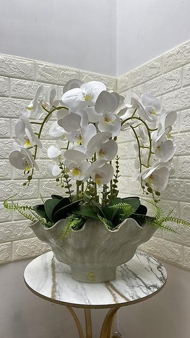 клумбы для цветов: Искусственная композиция с орхидеями в керамической вазе. - Цветы — 3