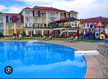 Курортный комплекс с открытым бассейном и инфраструктурой для