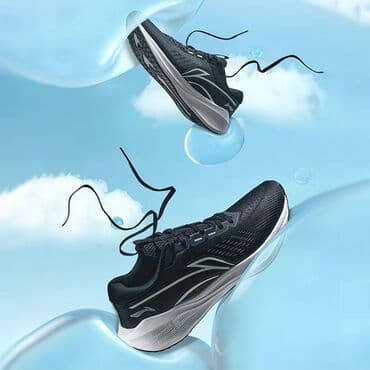 шипы на обувь: Легкие беговые кроссовки в черном цвете с контрастной белой подошвой — 2