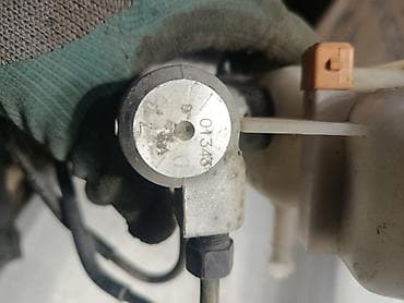 Суппорттор: Главный тормозной цилиндр (ГТЦ) с бачком, оригинал MOBIS. Особенности — 3