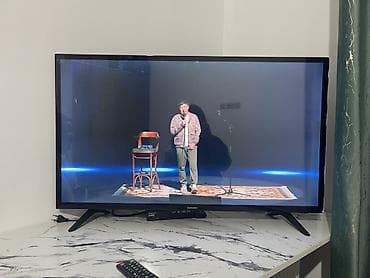 Телевизор Samsung, диагональ примерно 32–40”. Плоская LED-панель — 2