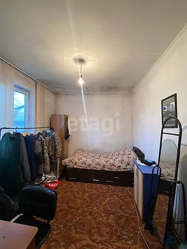 Дома: Продаётся жилой дом с несколькими комнатами. Планировка классическая — 4