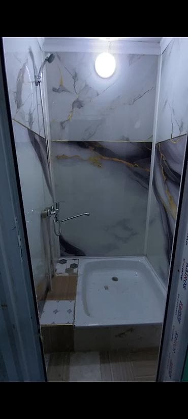 стильная весенняя: Женский лонгслив коричневого цвета с длинными рукавами. Модель имеет — 3