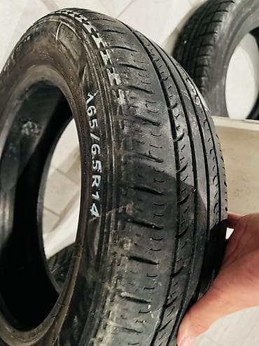 Комплект автомобильных шин разных моделей и типоразмеров. В наличии — 5