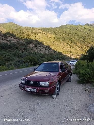Volkswagen Vento: 1993 г., 1.8 л, Механика, Газ, Седан — 4