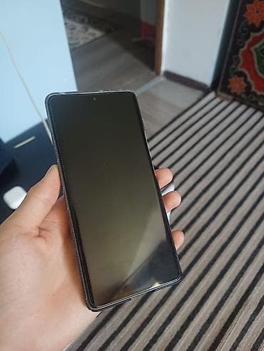 Смартфон с большим безрамочным дисплеем и фронтальной камерой в