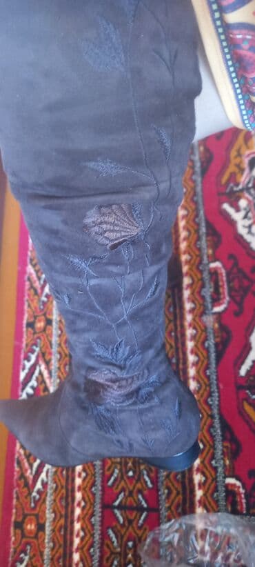 отдам даром сапоги: Деми сапоги на узкую ногу, размер 35. Качество отличное, от фирмы — 5