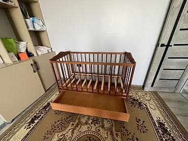 di store: Детская кроватка с выдвижным ящиком для хранения. - Материал: массив — 1