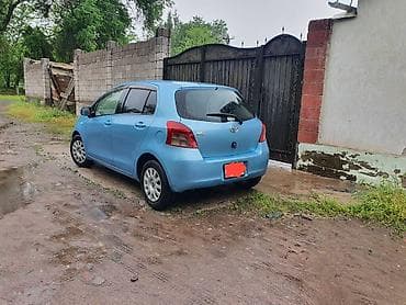 Toyota Vitz: 2005 г., 1.3 л, Вариатор, Бензин, Хэтчбэк
