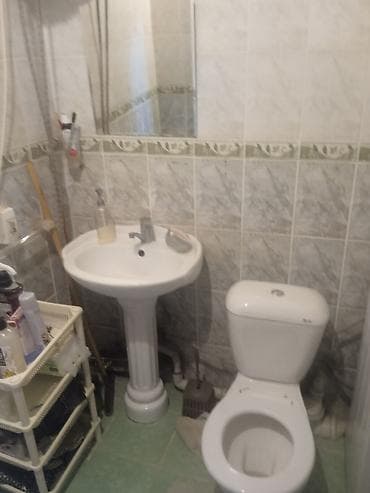 с подселением аламедин 1: Продаю 2комнатную кв - Просторная кухня с комплектом верхних и нижних — 1