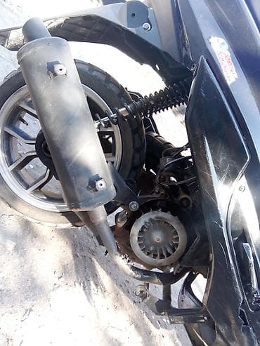 шины на скутер: Скутер/мопед спорт‑класса, черный, с агрессивным обвесом и литыми — 4