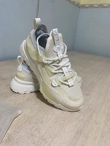 Кроссовки светло‑бежевого/молочного цвета с акцентами кремового и