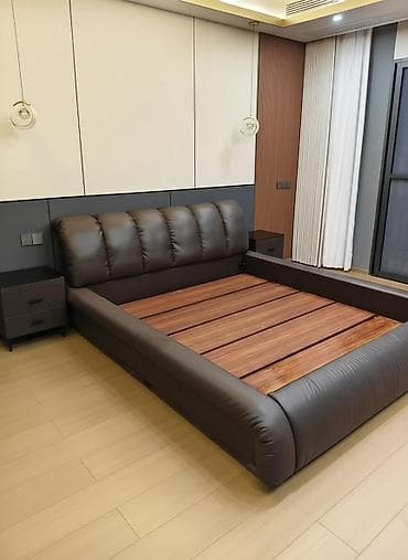 Двуспальная кровать с мягким кожаным основанием и высоким пышным