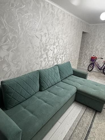 small table: Угловой диван, C подушками — 1