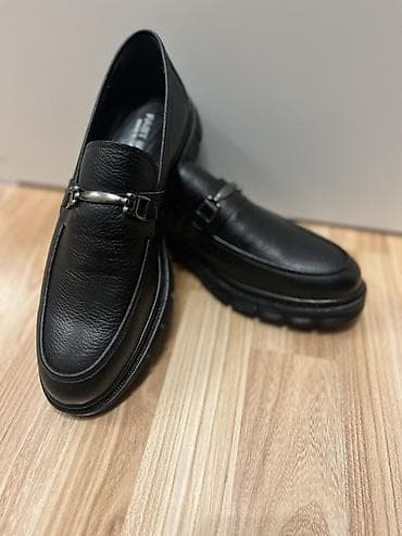кожаные туфли мужские: Мужские лоферы из чёрной зернистой кожи с металлической пряжкой. - — 3