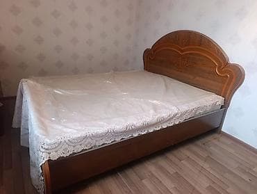 Уктоочу бөлмө гарнитурлары: Спальный гарнитур в классическом стиле, массив/МДФ в тёплом тоне ореха — 2