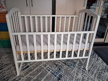 Детская кроватка-манеж классического дизайна. - Материал: древесина