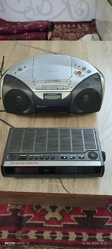 Декор жана интерьер: Портативная магнитола Sony CFD-S20CP (сверху) и радиоприемник с часами — 1