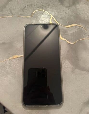 аирподс мах: Смартфон с большим безрамочным дисплеем и центральным вырезом под — 2