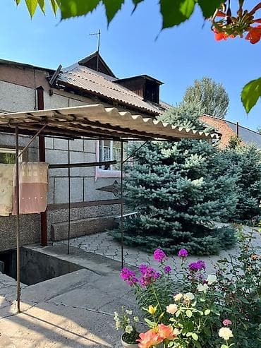 дом полечудес: Жилой дом с ухоженным двором и садом. Дом находится по — 1