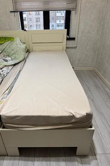 Комплекты столов и стульев: Односпальная кровать с высоким изголовьем, цвет — кремовый/молочный — 2