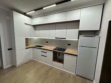 Кухонные шкафы: Современный кухонный гарнитур в серо-белых тонах. Состоит из навесных — 6