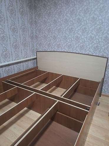 Кровать с высоким изголовьем и большим коробом для хранения - Тип