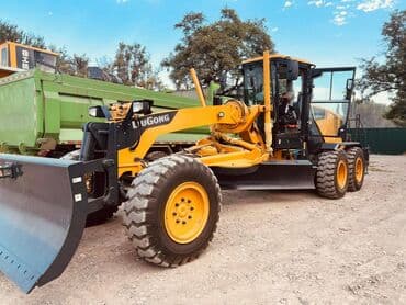 Продается Автогрейдеры 4215D AWD Двигатель	Cummins 6CTAA8.3